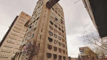 sowjetunion blockhausgebäude miteinander verbunden in tbilisi.georgia. UdSSR-Architektur im Kaukasus video
