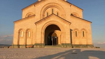 vue rapprochée des détails du nouveau bâtiment de l'église orthodoxe à tbilissi. nouvelle icône makhala iveron de l'église de la mère de dieu. video