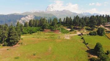 vista aérea de turistas balançando em local cênico com vista panorâmica das montanhas. cabanas heshkili em mestia, feriados svaneti. video