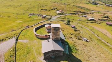 Närbild från flygfoto över det berömda lamaria-klostret i byn ushguli. övre svaneti arkitekturtorn och kultur video