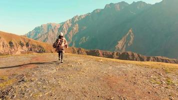 Frau aufgeregt, die herrliche Landschaft des Kaukasusgebirges allein in unberührter Natur zu genießen. konzept des wohlbefindens und der glücklichen reise video