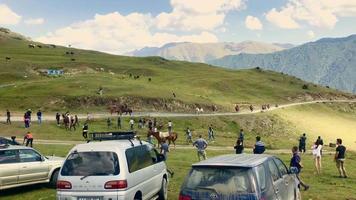 omalo superior, tusheti, georgia - 28 de agosto de 2020. carrera de caballos con espectadores emocionados. competición tradicional de carreras de caballos de tushetoba. video