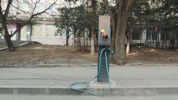 estación de carga de coches eléctricos en el lado de la calle sin coche parado en tbilisi.georgia video