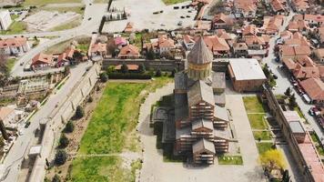 vista aérea mtskheta svetitskhoveli frente da catedral em manutenção video
