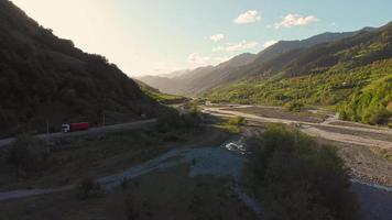 vista aérea das montanhas kazbegi e rodovia com caminhão passando à esquerda video