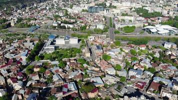 vista aérea de la ciudad de tbilisi y el palacio presidencial