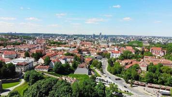 Szenisches, im Sommer aufsteigendes Luftpanorama der Architekturgebäude des modernen Geschäftsviertels und der Altstadt in Vilnius, Litauen video