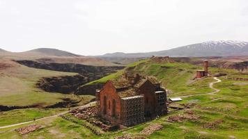 ani edificio della cattedrale in fase di ricostruzione. ani rovine sito archeologico in turchia. patrimonio storico. culture e storia georgiana, armena e turca video