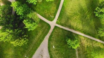 luchtfoto bovenaanzicht openbaar park in het zuidelijke deel van de stad siauliai, litouwen video