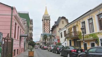 batumi, georgia, 2021 - torre del reloj en la plaza de la plaza con la estrecha calle del casco antiguo, . adjara región de georgia video