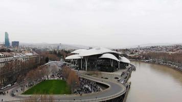 tbilisi, georgië, 2020 - mensen lopen door straten in de hoofdstad van georgië. luchtfoto tbilisi tragedie verjaardag demonstratie. video