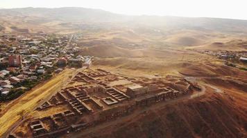 vue aérienne statique des ruines de la forteresse d'erebuni au sommet d'une colline. ancienne ville fortifiée urartienne . site historique important à erevan, arménie