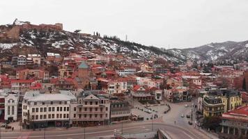 statisk vy georgiens huvudstad tbilisi gamla stan landmärke med natursköna bakgrund panorama snöiga berg. resmål i Kaukasus video