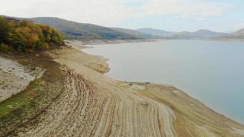 vista aérea da construção da barragem de sioni com pessoas pescando na geórgia, cáucaso video