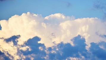 statisk time lapse ljusa dynamiska cumulus moln bakgrund tomt utrymme med passerande blå regn moln video