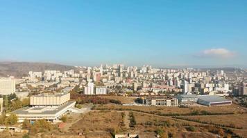 Luchtfoto vogelperspectief naar Tbilisi stad saburtalo district panorama met hoge huisgebouwen video