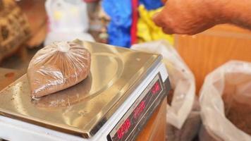 básculas en el mostrador molinillo de café en bolsa en básculas antiguas para comprar clientes en el mercado en armenia video