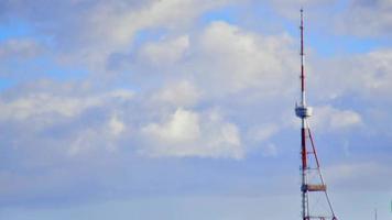 Statischer Fernsehturm Georgien Hauptstadt Tiflis Panorama mit Himmelshintergrund. Zeitraffer-Leerzeichen im Retro-Stil, historisches Wahrzeichen des Fernsehturms video