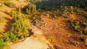 vista aérea fontes termais naturais nas montanhas jermuk ao ar livre. gemas escondidas turismo armênia. video