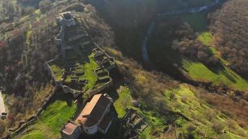 vista aérea dmanisi - cidade medieval com sua cidadela, edifícios públicos e religiosos. patrimônio arqueológico unesco video