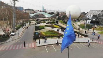 tbilisi, georgia, 2021 - veduta aerea piazza europa con bandiera ue da vicino. anniversario della tragedia di tbilisi e parata dimostrativa. video