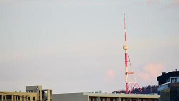 timelapse tbilisi tv estructura de la torre de radiodifusión colina arriba en la capital de georgia video