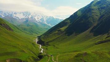 vista aérea do desfiladeiro de enguri em ushguli com vista para a montanha e vegetação de verão do cáucaso video