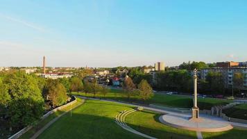 bellissimo video aereo panoramico 4k drone volante sopra il panorama siauliai della città del sole in lituania. destinazioni cinematografiche al tramonto in Europa