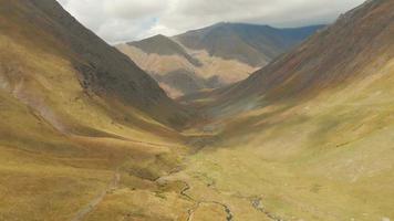 vista panorâmica da paisagem do vale de juta. destino de viagem - parque nacional de kazbegi