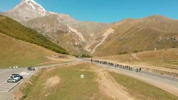 luftaufnahme der gruppe von bergsteigern, die im hintergrund in richtung kazbek berg gehen video