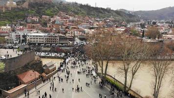 tbilisi, geórgia, 2021 - pessoas andando nas ruas da capital da geórgia. vista aérea demonstração de aniversário de tragédia de tbilisi. video