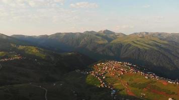 dramática vista panorâmica das casas da vila de gomismta na área montanhosa com bela luz da manhã. video