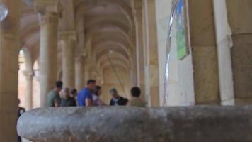 mineralquellwasser in der mineralwassergalerie mit touristen im hintergrund im kurort jermuk, armenien video