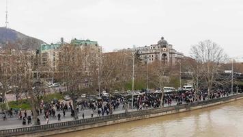tbilissi, géorgie - personnes marchant dans les rues de la capitale de la géorgie. vue aérienne de la manifestation de l'anniversaire de la tragédie du massacre de tbilissi. video