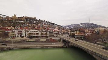 timelapse antecedentes monumentos del centro de la ciudad de tbilisi en invierno con coloridos edificios arquitectónicos. viajar la vida de la ciudad en la capital de georgia video