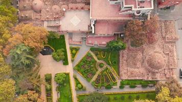 vista a volo d'uccello del giardino heydar aliyev nel centro di tbilisi. parchi moderni ed eleganti e viaggi nel Caucaso video