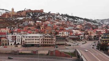 Statische Ansicht Georgiens Hauptstadt Tiflis Altstadt Wahrzeichen mit malerischem Hintergrundpanorama schneebedeckter Berg. kaukasus reiseziel video