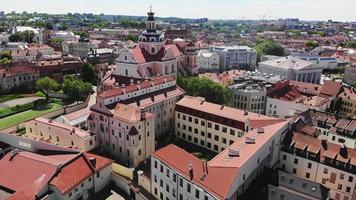 église de st. casimir à vilnius, lituanie. sites touristiques de destination en baltique. vieille ville est patrimoine mondial de l'unesco. endroit célèbre et populaire. église avec couronne royale video