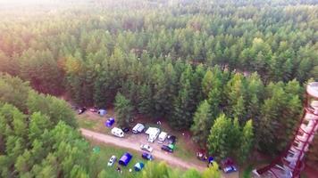 sorvolo aereo bellissimo campeggio con auto e torre di osservazione. Osservazione del parco regionale di labanoras. video