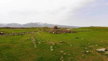 panorama aereo panoramico del sito archeologico di ani a kars, turchia - rovine della città medievale armena di ani in primavera. parte della via della via della seta video