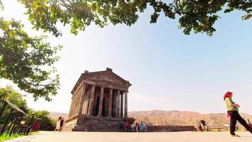 de oude heidense tempel van garni in armenië time-lapse in zonnige dag. beroemde toeristische bezienswaardigheid en bestemming in armenië video