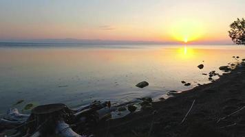 pôr do sol cênico sobre o destino de férias popular do lago sevan na armênia video