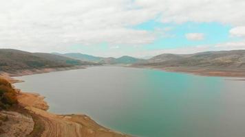 vue aérienne de la tour de guet du barrage de sioni en géorgie. approvisionnement en eau caucase géorgie video