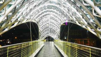 statische timelapse van verlichte vredesbrug 's nachts in tbilisi tijdens pandemie. video