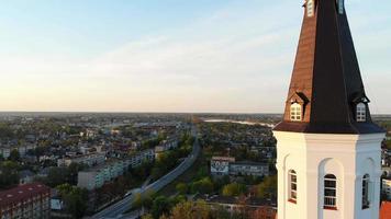 rua torre da catedral de peter e paul com cruz no topo na cidade de siauliai. igrejas católicas na Lituânia. destino de viagem marco da cidade do sol video