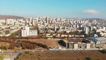 vista aérea estática a la construcción del estadio de fútbol con vista panorámica de la ciudad y calle con tráfico. saburtalo. Tbilisi, Georgia video