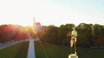 siauliai, lituania, 2021 - statua vista aerea del ragazzo d'oro a siauliai, lituania, destinazione di viaggio in europa. video