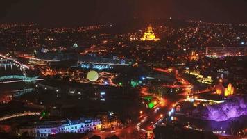 lapso de tempo revelador do panorama da cidade de tbilisi à noite com marcos famosos.travel georgia caucasus background video