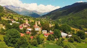 hermosa vista pintoresca a los pueblos de svaneti en mestia con fondo de montañas del cáucaso video