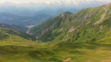 Luftfliege über grünes Tal mit atemberaubendem Berghintergrund. Natur im Kaukasus. reisen in georgien video